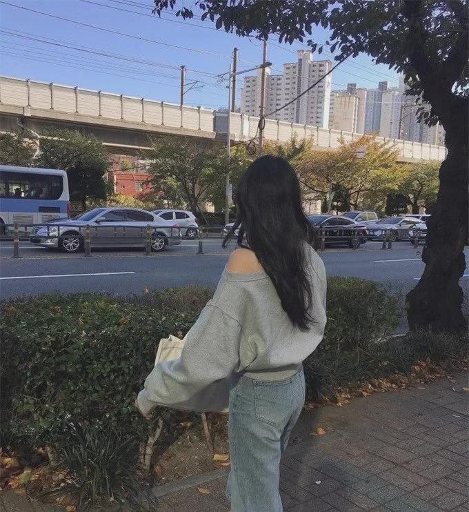 Women's Off-Shoulder Solid Color Sweatshirt, Casual Loose Fit, Long-Sleeved, Spring/Autumn.