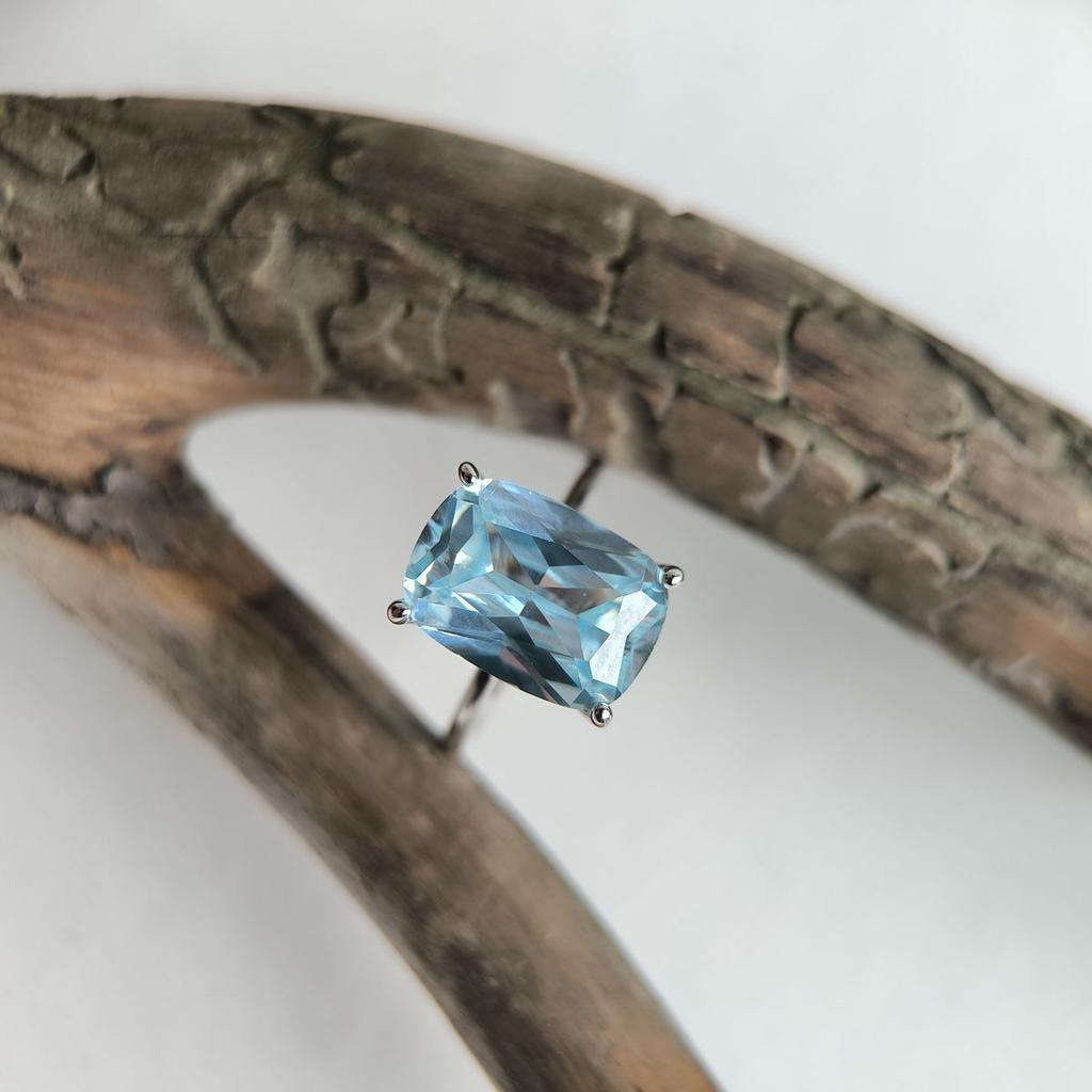 Silver Ring with Topaz, Item Weight 5.1 G (2199335)