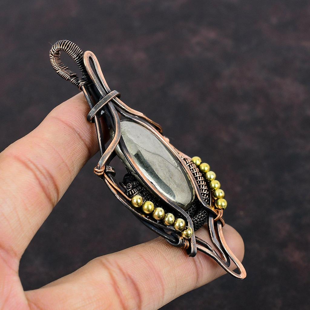 Pyrithänge Koppartrådlindat hänge Kopparsmycken Handgjort ädelstenshänge Gåva till henne Unikt stilhänge Trådlindade smycken