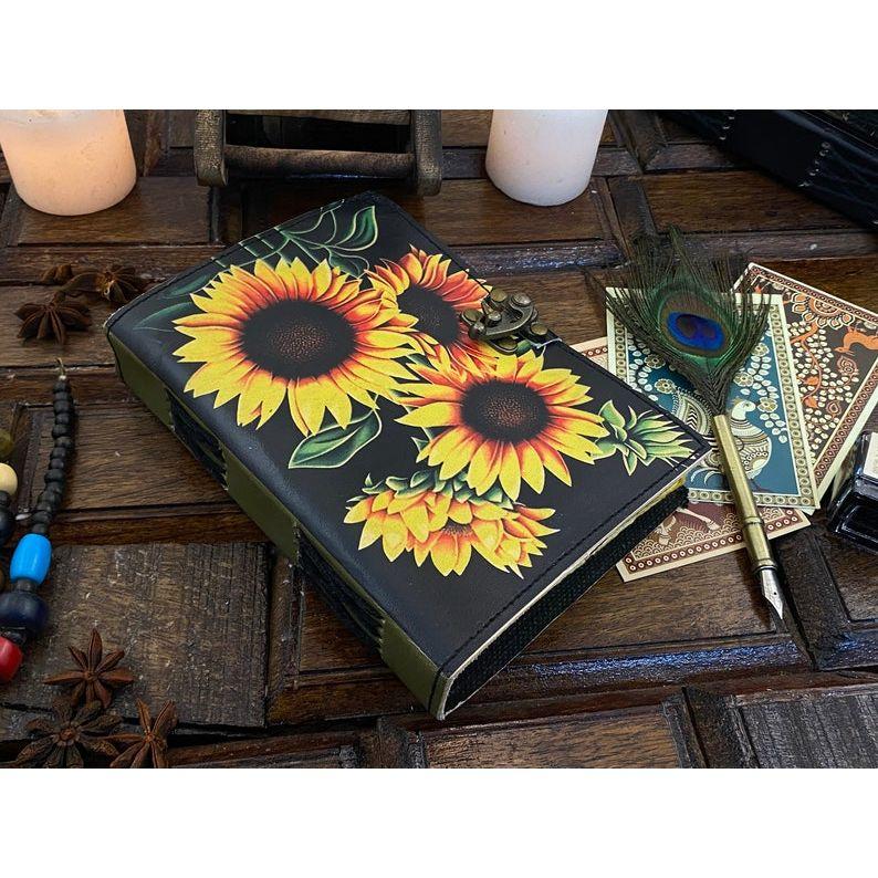 

Кожаный блокнот с подсолнухом, Книга теней, Журнал для женщин, Журнал для письма, Дорожный журнал, Бумага ручной работы с неровным краем, С замком 7 x 5 in