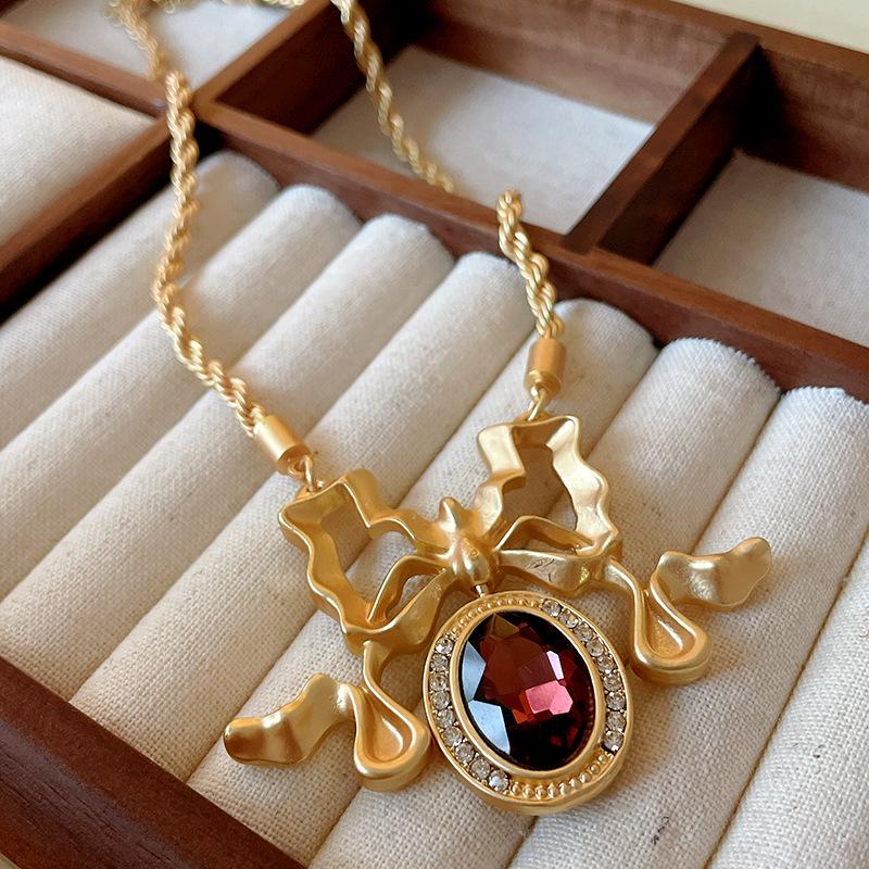 

Medieval vintage jewelry with diamonds, oval pleated bow necklace, fashionable retro collarbone chain necklace