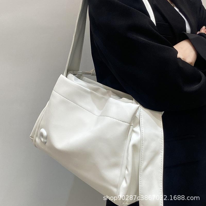 

Large capacity soft leather tote bag spring new college students class leisure commuter bag single shoulder messenger bag women белый