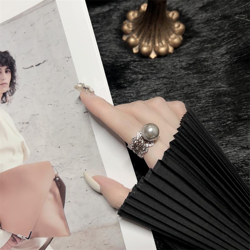 Exquisite Women s Retro Pearl Lace Ring - Elegant Court Style Accessory Adjustable