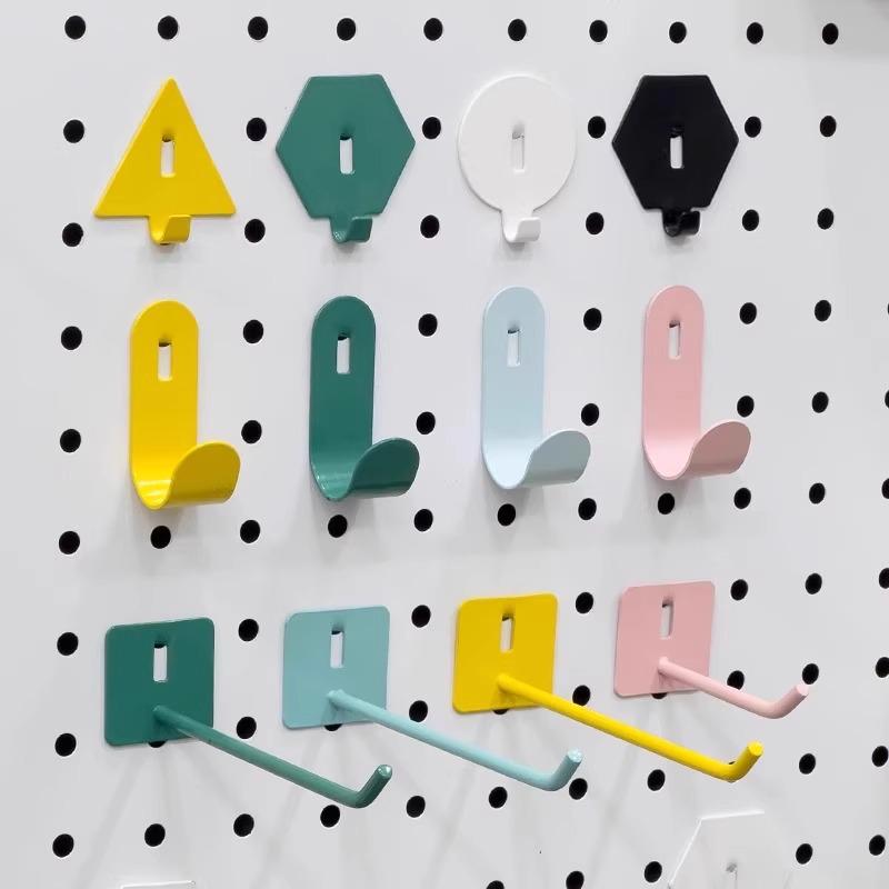 

Набор магнитных крючков для перфорированной панели с круглыми отверстиями - Универсальные металлические аксессуары для хранения Triangle - Random Color x4