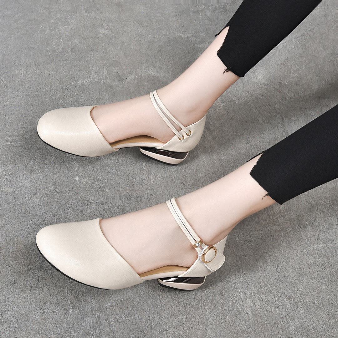 

Женские босоножки на низком каблуке из натуральной кожи весна/лето 2024 г. — закрытый носок, один ремешок, мягкая подошва, круглый носок 39 грязно-белый