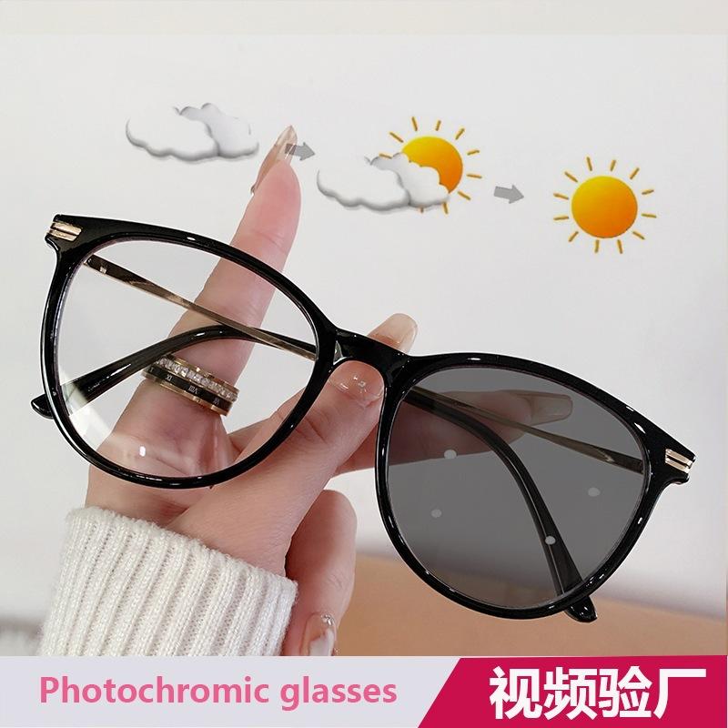 Fashionable trendy eyeglass frames, European and American Instagram influencer flat lenses, color-changing blue light blocking glasses