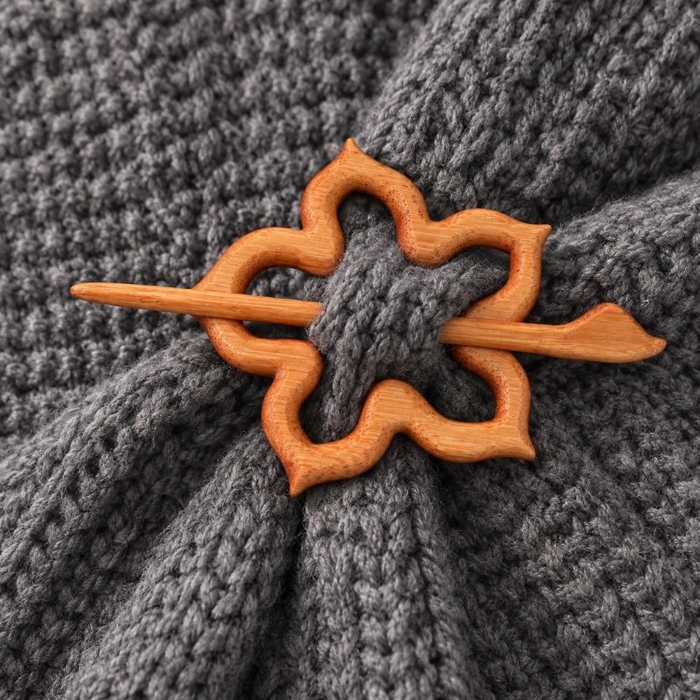 2pcs Vintage Style Wooden Brooch Pins Handmade Scarf Buckle Brooch Wooden Flower Brooch  For Sweater