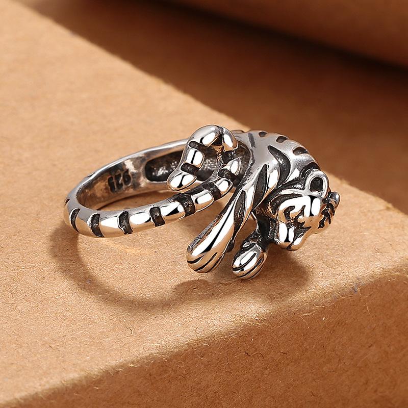 Weißer Tigerring im Retro-Nation-Stil. Zwölf Sternzeichen Tiger öffnet den gesamten kreativen Zeigefingerring 