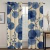 2 szt. Zasłony z nadrukiem niebieskich liści   Tkanina poliestrowa   Można prać w pralce   Nadają się do dekoracji sypialni salonu