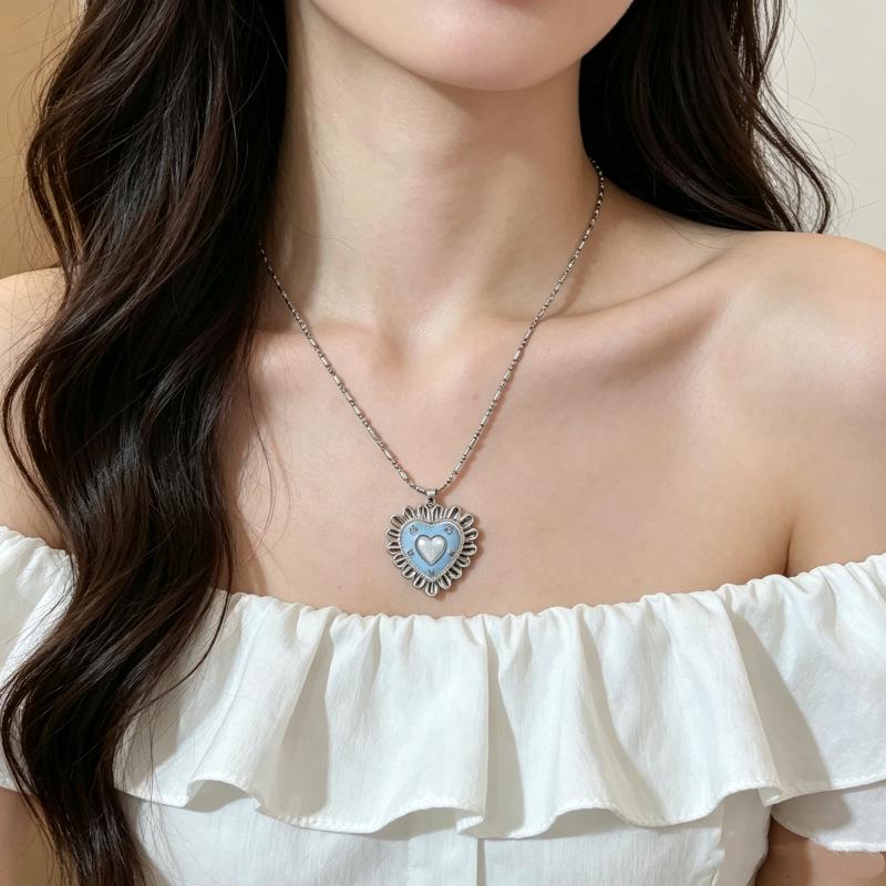 Elegant Heart Pendant Necklace - High-End, Versatile Clavicle Chain for Women