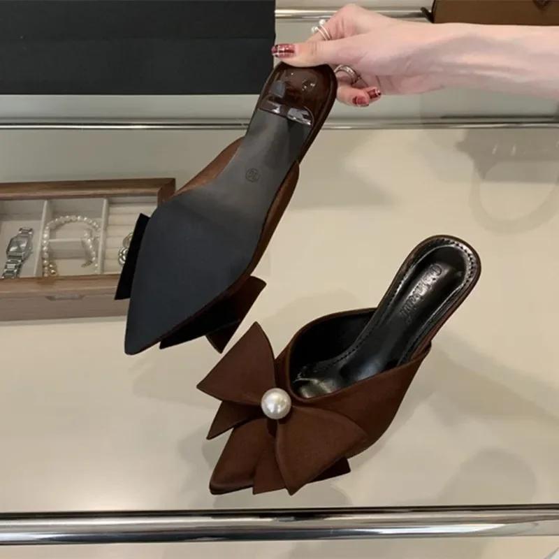 Letnie designerskie damskie kapcie z perłową kokardą, seksowne sandały na wysokim obcasie z satyny ze spiczastym noskiem, eleganckie wysokie obcasy dla kobiet, mokasyny