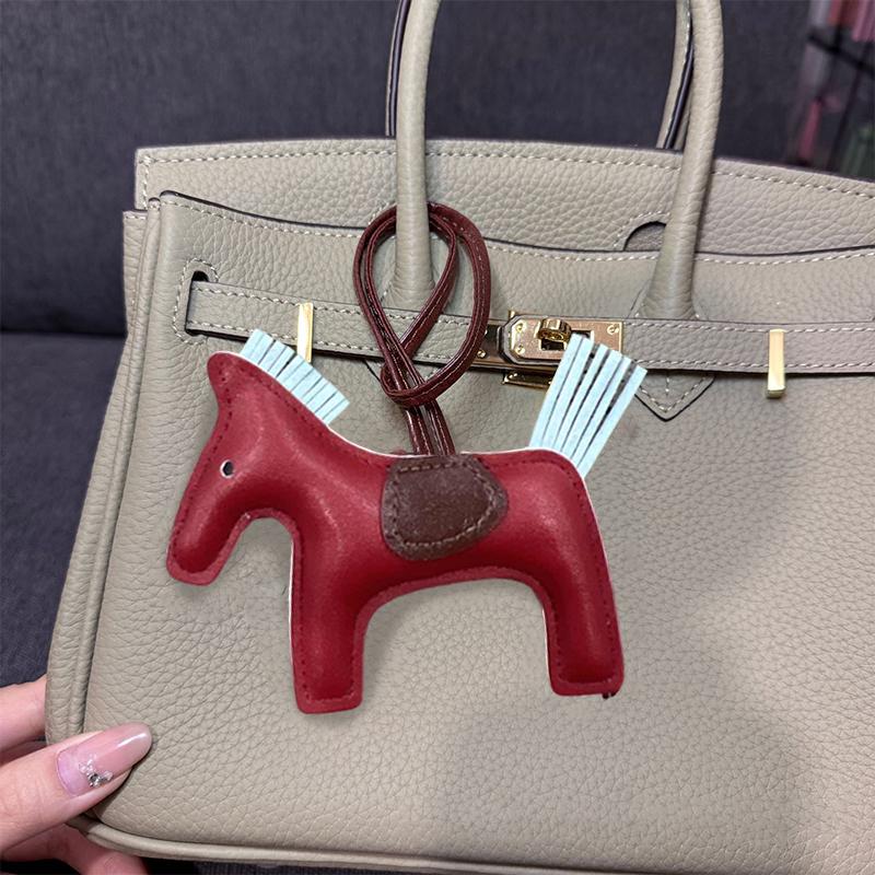 

Шкіряна китиця ручної роботи, підвіска-поні для жінок, унікальна міні-підвіска-поні, шарм для сумки, милі аксесуари, подарунок на день народження A17