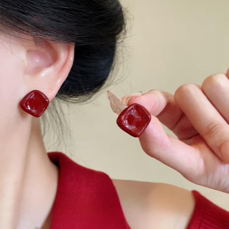 

White Ankola Red Stud Earrings Women S Retro Temperament High-End Earrings Light Luxury Design Earrings Factory Batch