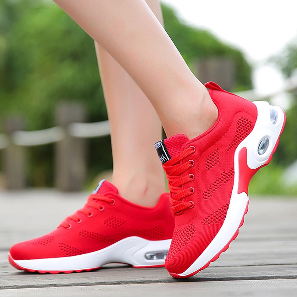 Спортивные кроссовки женские