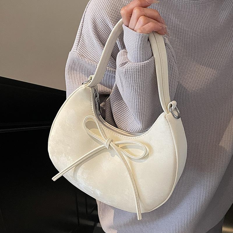 This year, simple bows, sweet wind, portable crescent bags, niche leisure, high-end sense, versatile messenger women's bags are popular.