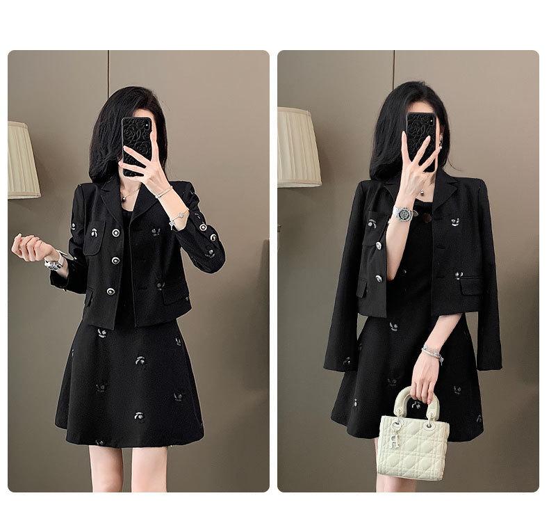 Ținută Elegantă de Toamnă Brodată: Set Rochie cu Vestă și Jachetă Modelatoare