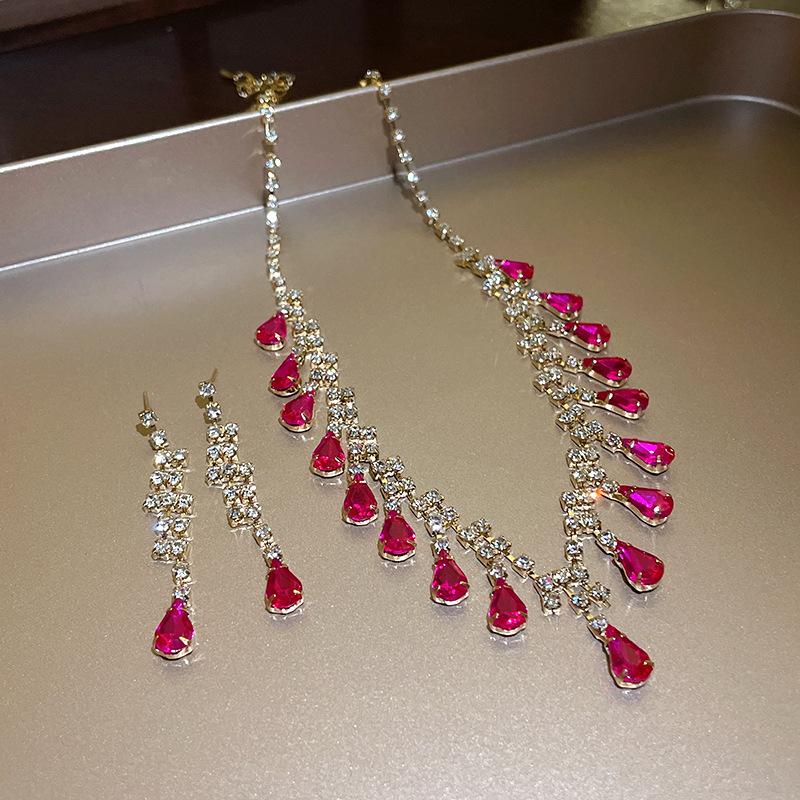 

Набор ожерелья и серег «Капля воды с бриллиантом», легкая роскошь, высокий класс, цепочка для ключицы, нишевые универсальные украшения