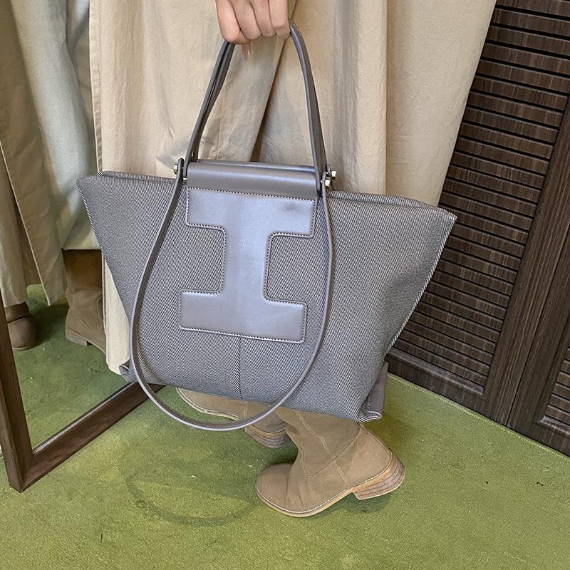 

2025 Retro PU Tote Bag: Women s Fashionable Large-Capacity Shoulder Handbag for Casual Commute