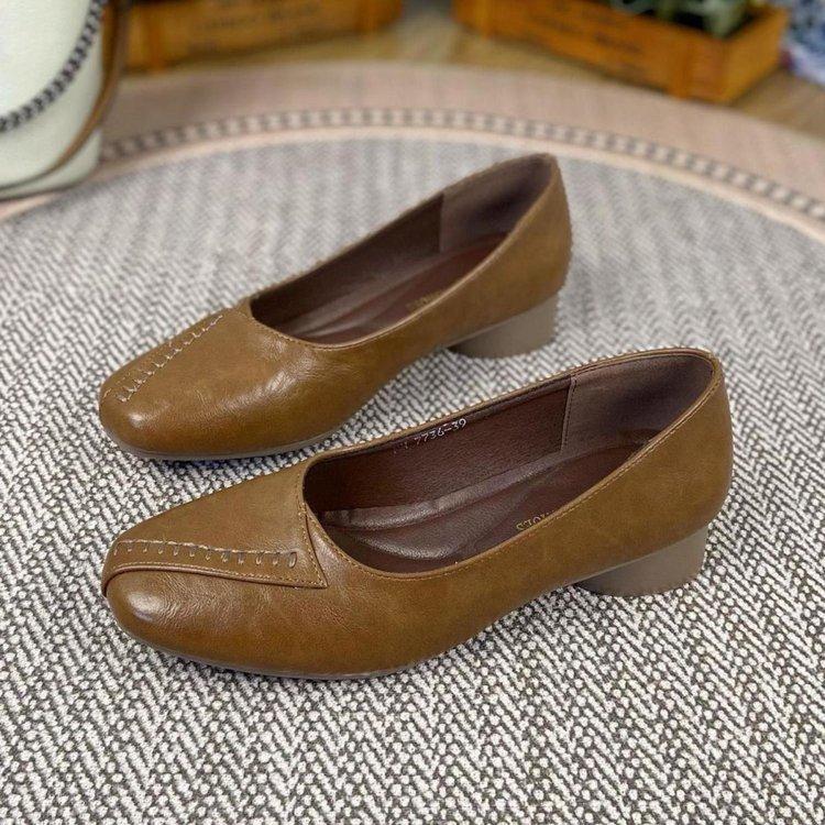 Shallow Single Shoes Women's Autumn 2025 New Popular Feet Wide Thick Heels Retro Comfortable Casual Mother Small Leather Shoes Women