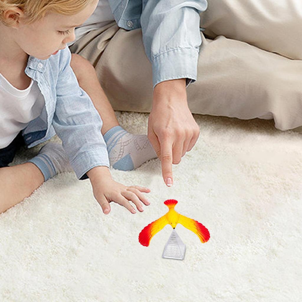 Balancierender Adler mit Pyramidenständer, magischer Vogel, Schreibtischdeko, lustiges Gadget, Neuheitsspielzeug, Geschenk für Kinder, Miniaturfiguren