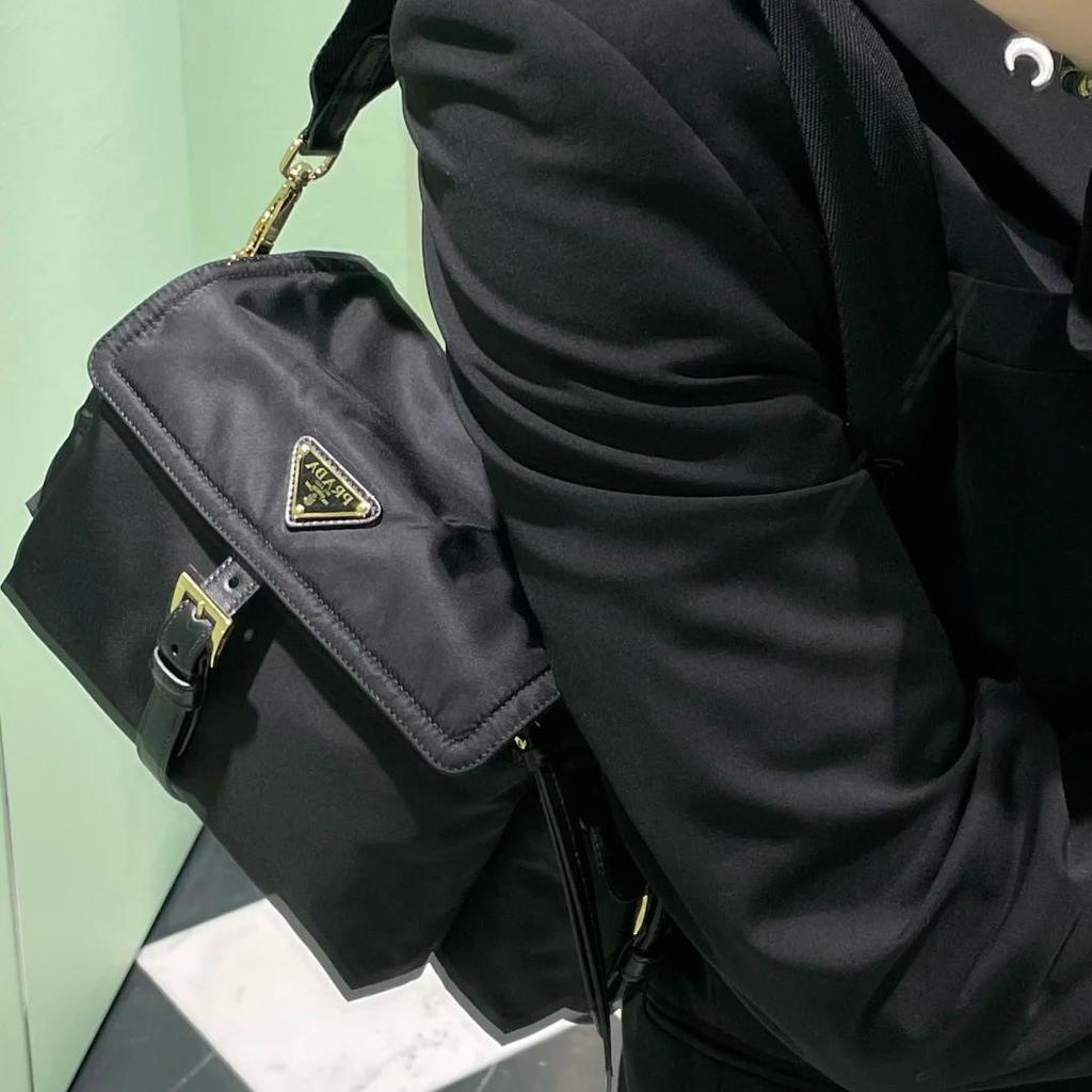 Lada House Unisex Messenger-Kameratasche aus recyceltem Nylon 2025: Modische, vielseitige Umhängetasche