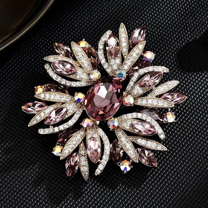 A Grand Court-style Floral Brooch for Women, Elegant and Fashionable Brooch, with A Light Luxury Design Sense