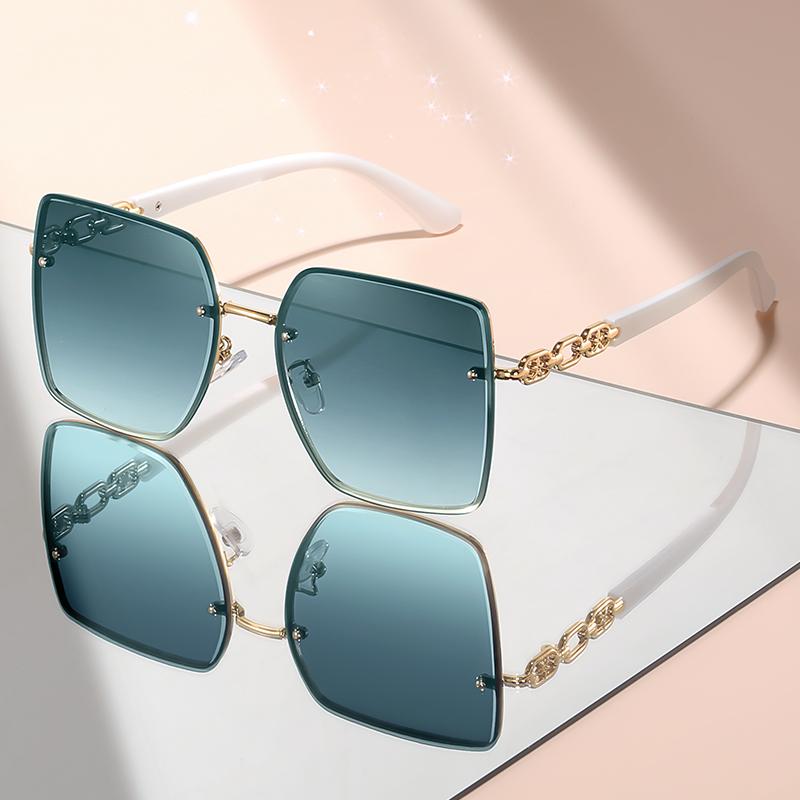 Retro and simple UV-resistant driving sunglasses, fashionable and trendy large-framed sunglasses