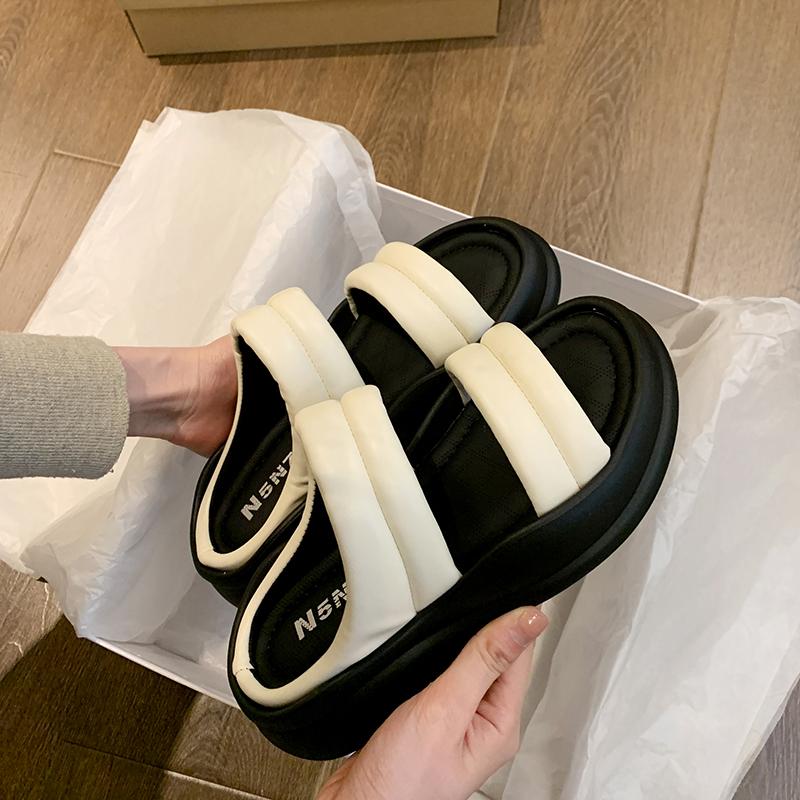 Тапочки на танкетке женские летние блестящие шлепанцы на платформе туфли на высоком — фото 5