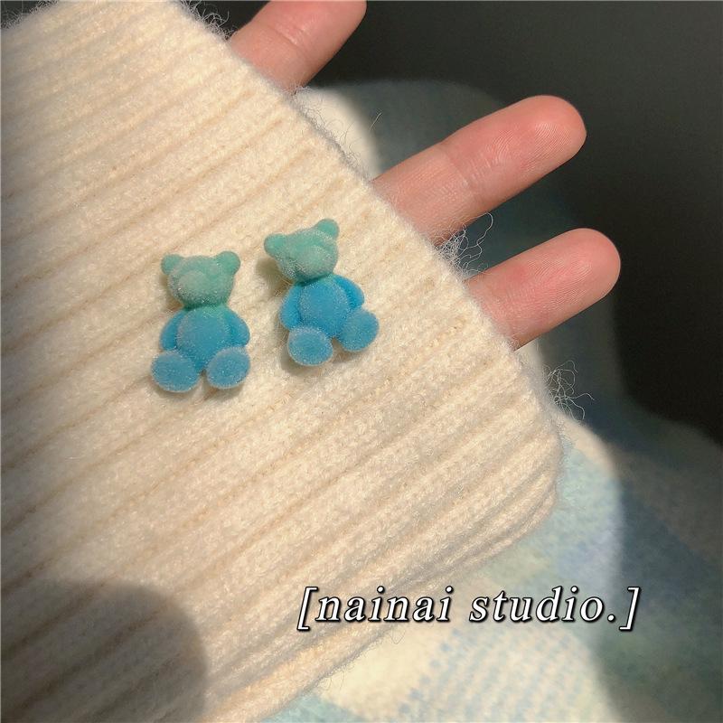 

Blue gradual change color bear stud earrings~ flocking autumn and winter new earrings girl cartoon sweet ins earrings