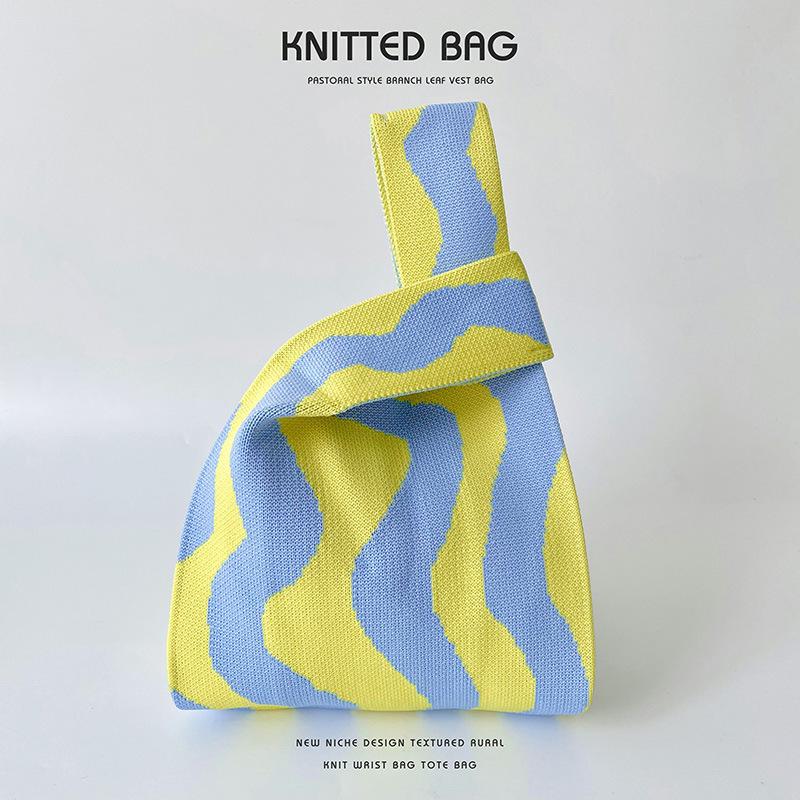 Pletená kabelka přes rameno v barevném kontrastu: Unikátní, Všestranný a Prostorný.