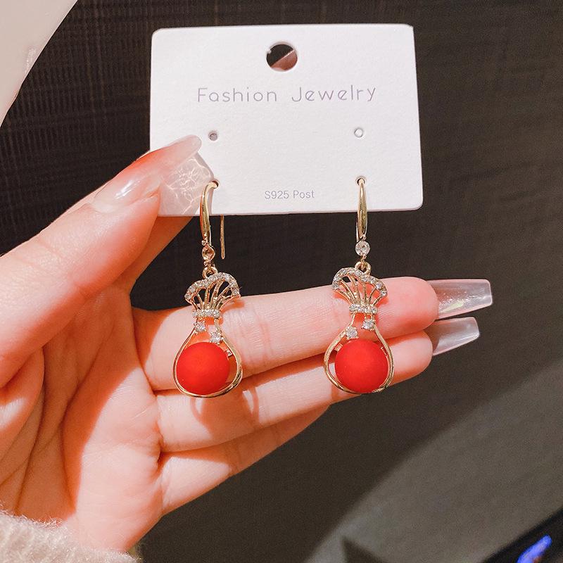 

Элегантные серьги-кошелек с кисточками 2024 года для женщин: Стильные, универсальные аксессуары для осени и зимы красный