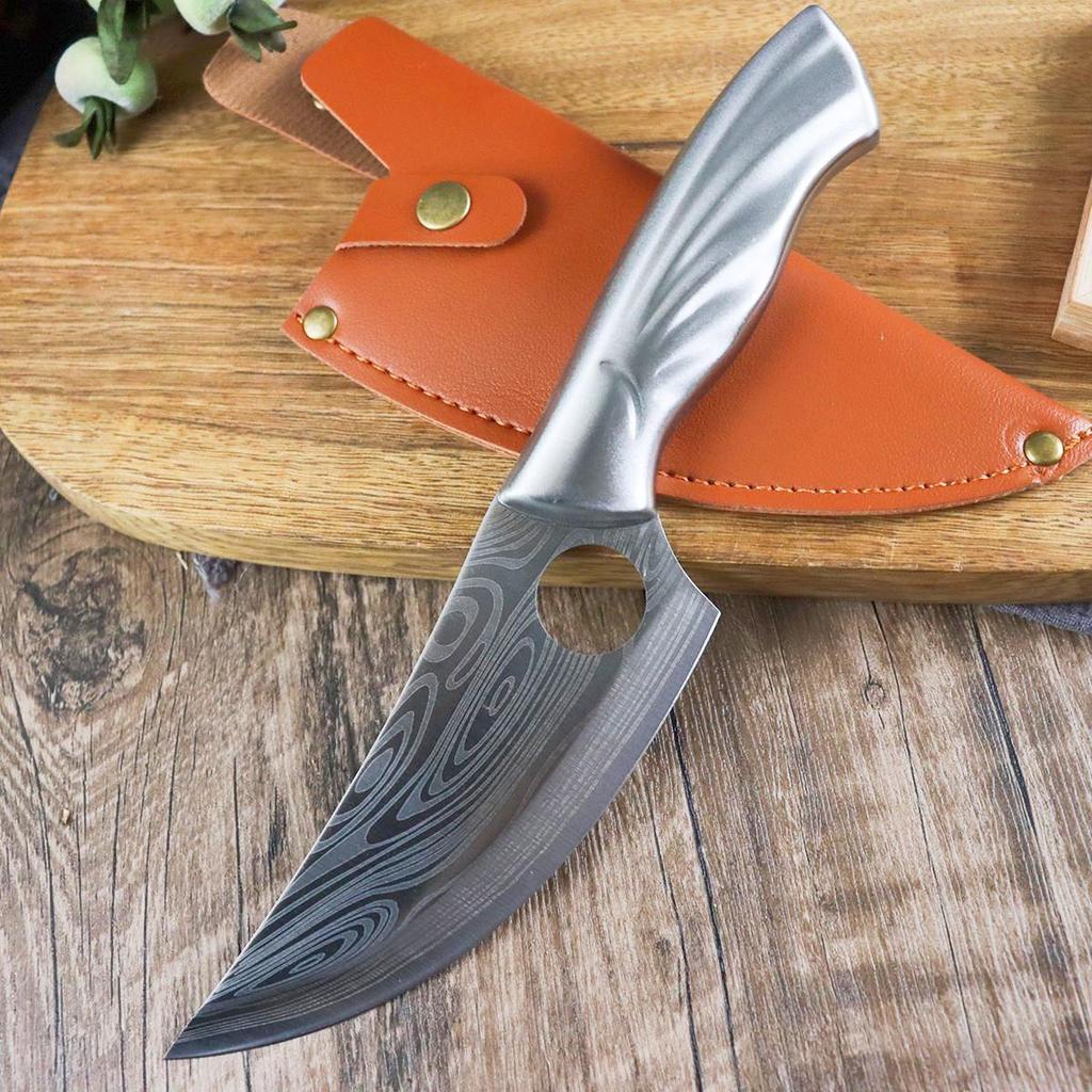 Scharfes Ausbeinmesser aus Edelstahl. Ein scharfes Fleischermesser zum Schneiden von Fleisch in einer Haushaltsküche.