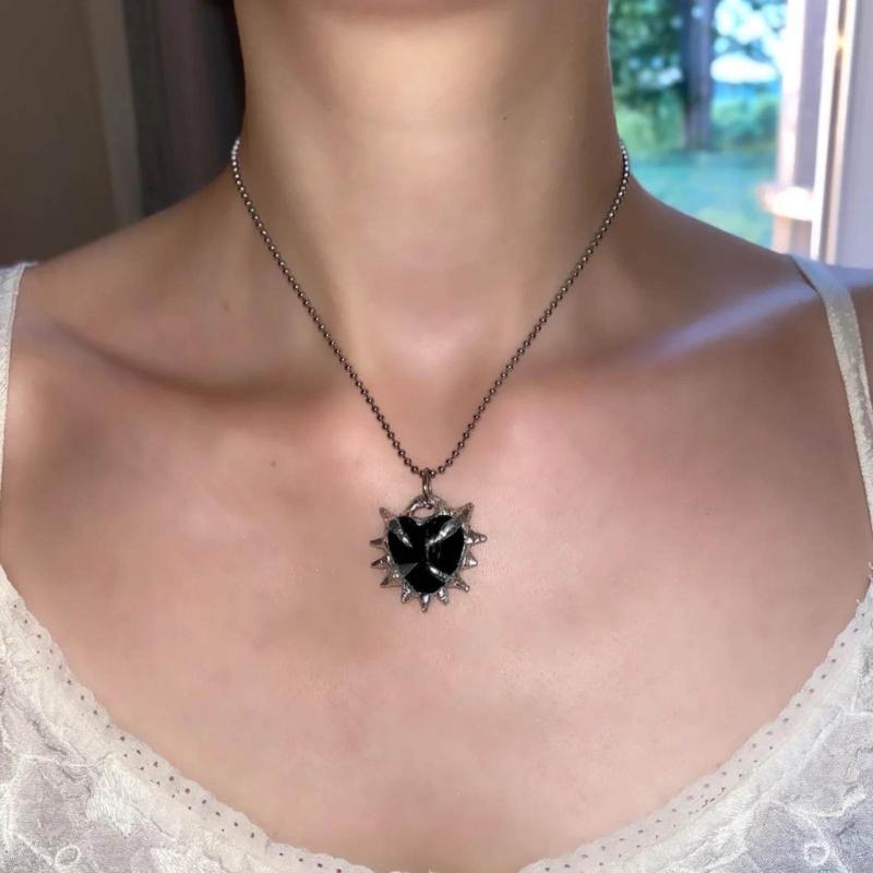 Chic Clavicle Chain Stylish Love Shape Collar Chain Thorn Heart Pendant Necklace for Women Girls Jewelry Ornament