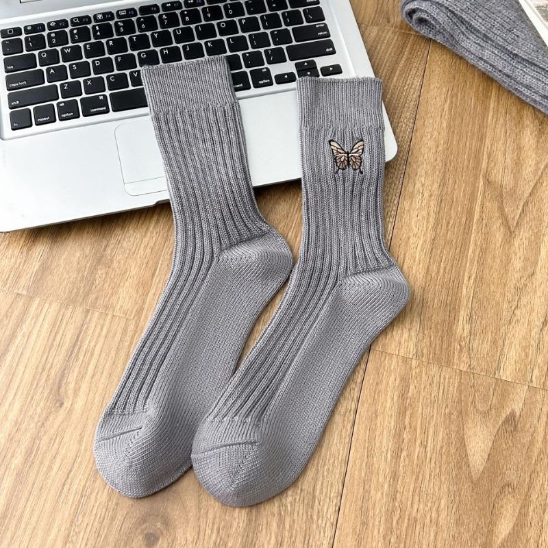 

Носки до середины икры с вышивкой бабочки с толстыми линиями и цветным градиентом, универсальные и стильные носки для женщин, и стильные пилинговые носки для женщин 1 pair серый