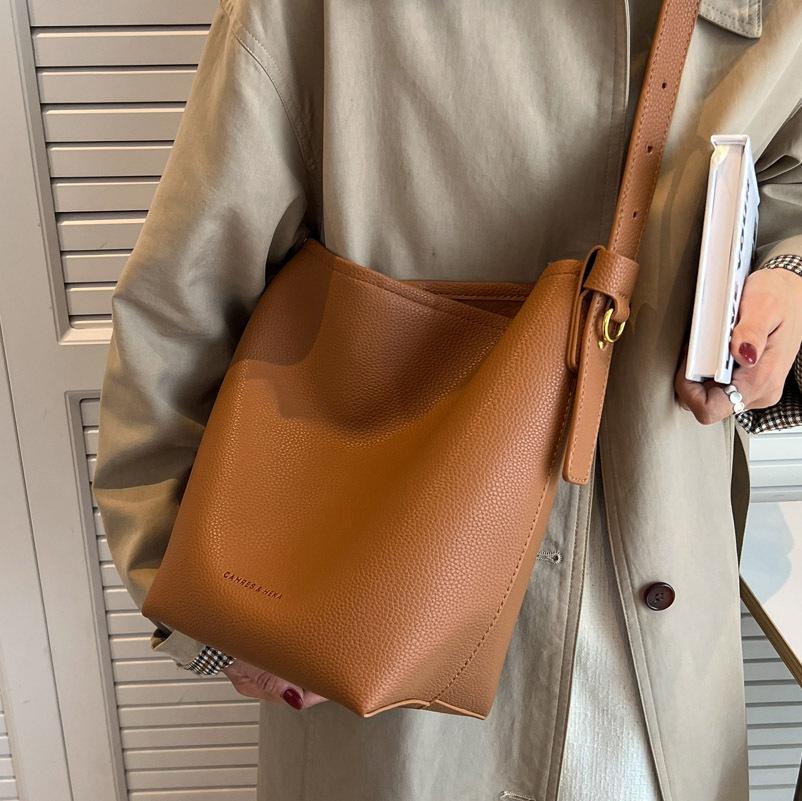 Popular Retro Small Bag 2025 New Women's Bag High-end Messenger Bag Niche Design Super Fire Bucket Bag