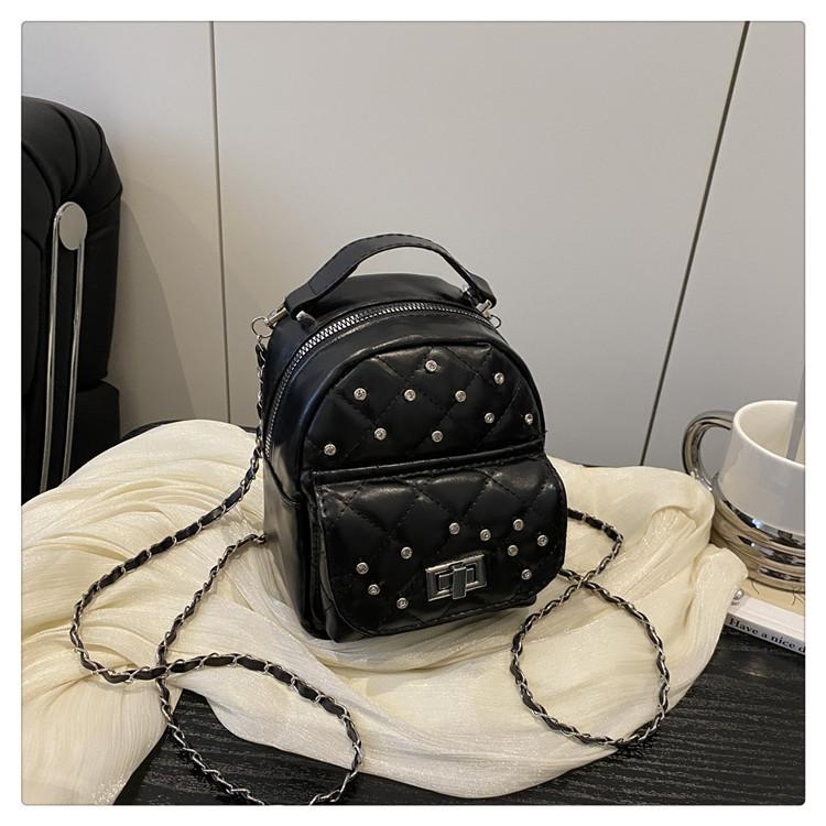 

2025 новый рюкзак женский модный одноплечевой портативный рюкзак нишевый дизайн передовой сенсор заклепки маленький рюкзак чёрный