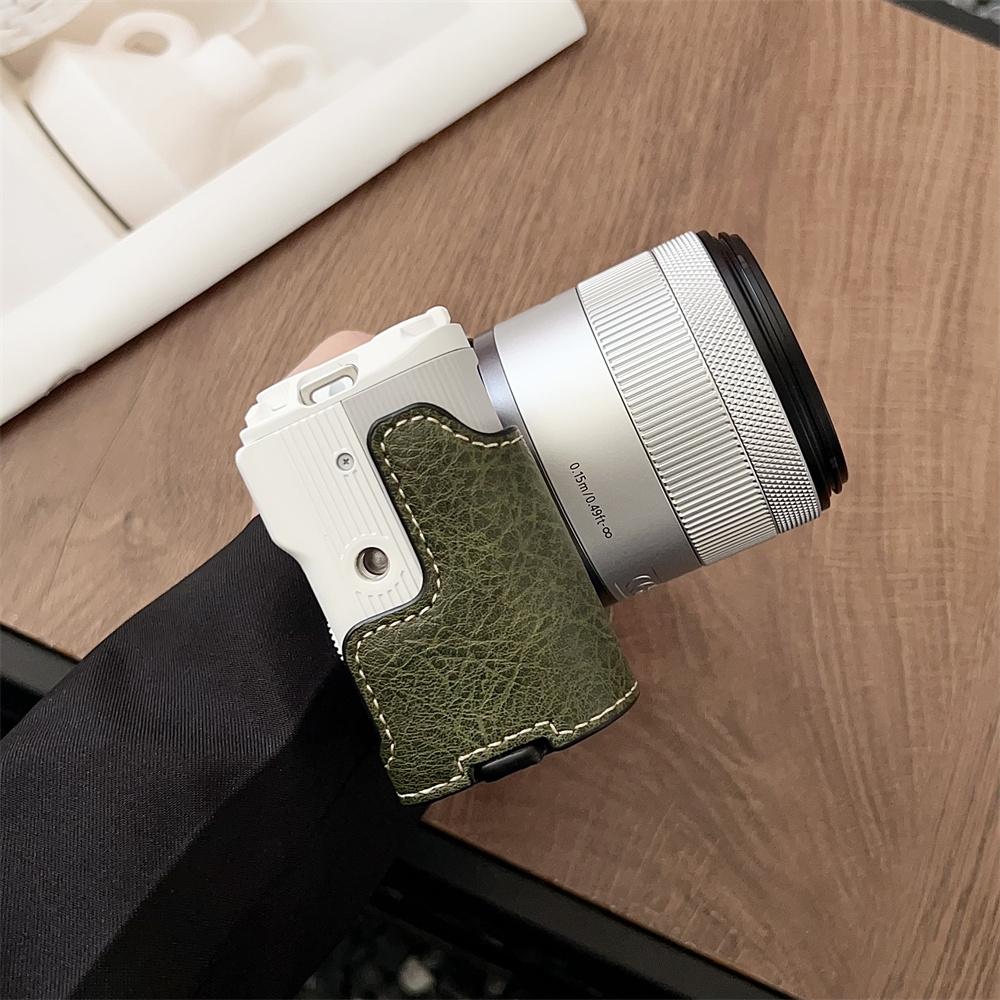 Handgefertigte Kamera-Halbtasche für Canon EOS R50V mit Bodenöffnung für Akkuwechsel, Gehäuseabdeckung aus PU-Leder