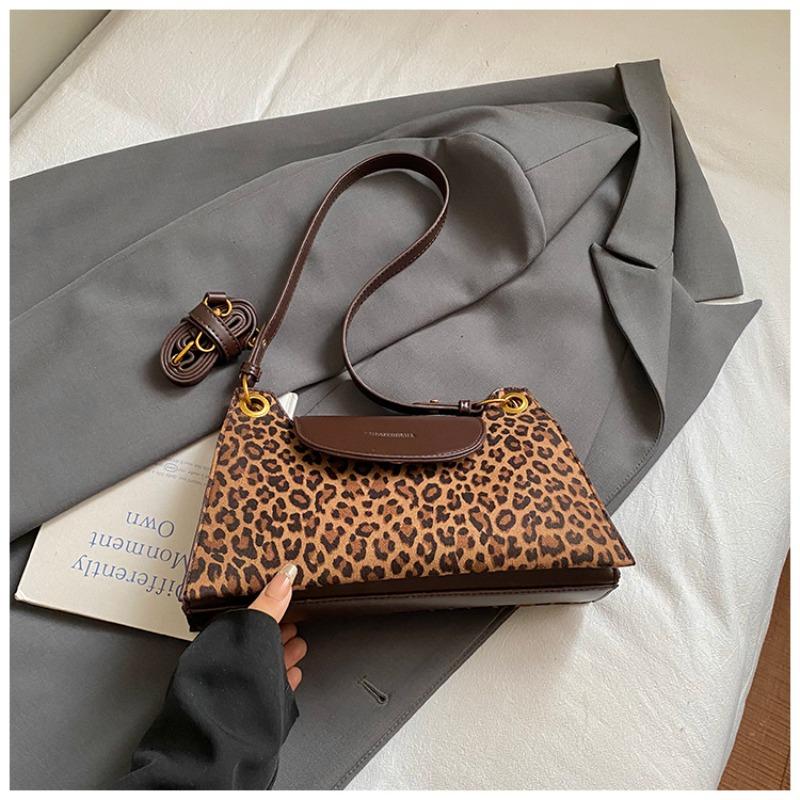 Retro fashion bag women s autumn new niche single shoulder armpit high value small square bag casual messenger bag