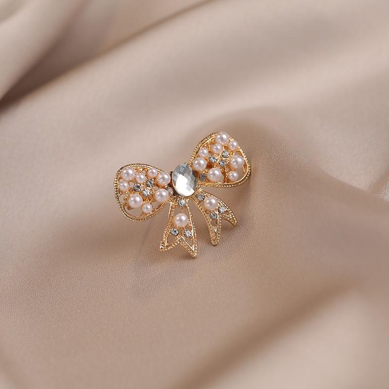 Elegant Butterfly Brooch: Luxurious Suit Accessory & Stylish Corsage for Women
