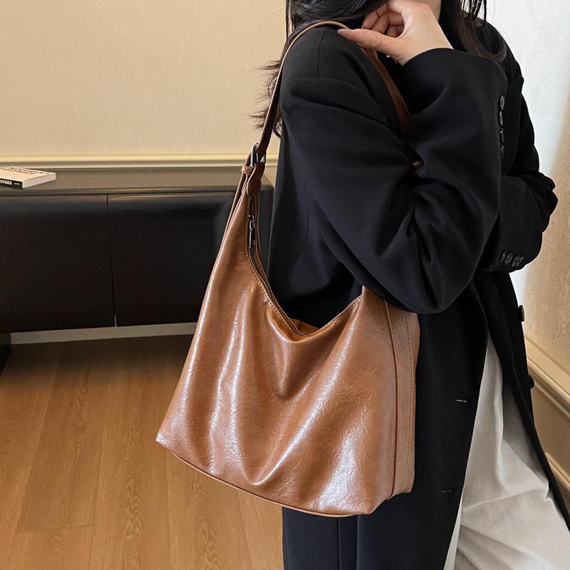 Retro fashion new shoulder bag commuter high-end underarm tote bag women's light luxury design bag