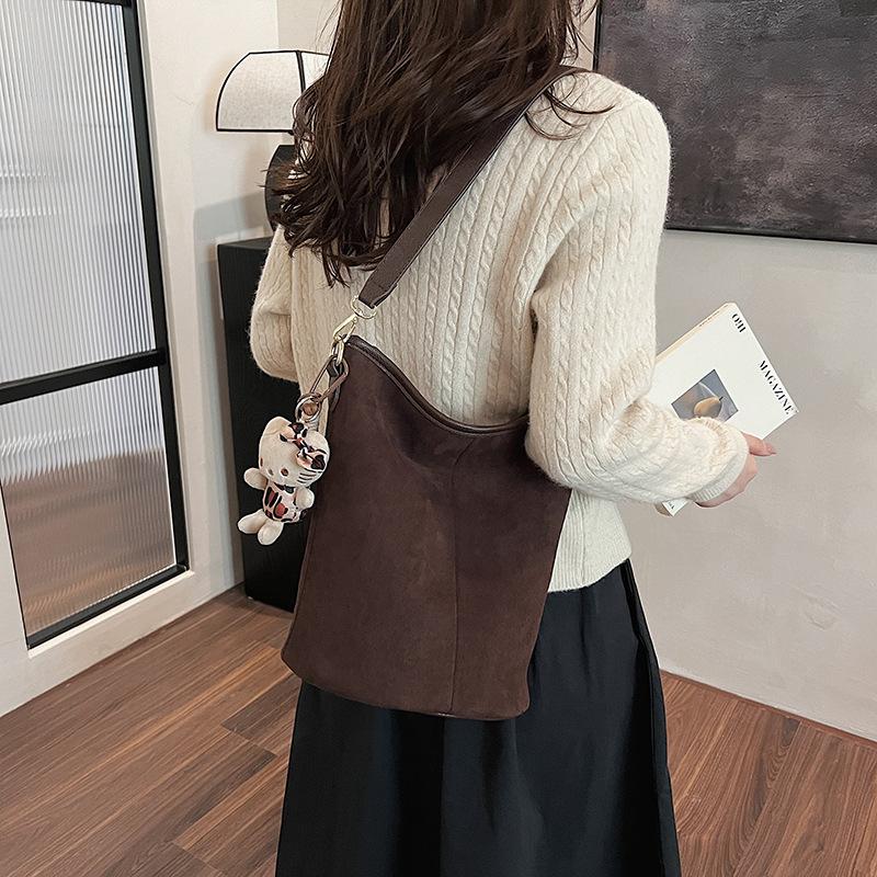 Premium Maillard bag women's 2025 new trendy matte shoulder bag large capacity messenger bucket bag