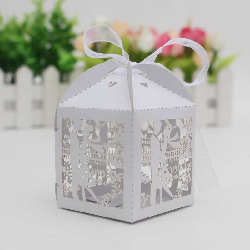 30 50 STÜCKE/llot Laser Cut Braut Bräutigam Hochzeit Süßigkeiten Pralinenschachtel Gäste Geschenkboxen Papierverpackung Babyparty Schokoladenkeksschachtel