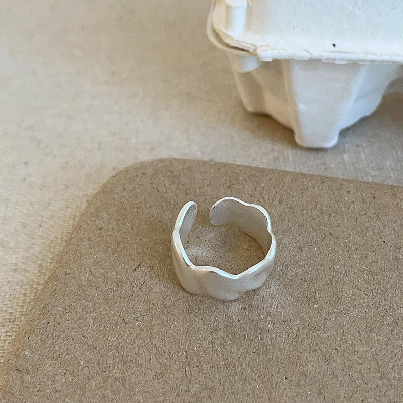 Unregelmäßiger offener Ring aus mattiertem Silbermetall für weibliche Nischen, High-End, übertriebene Persönlichkeit, modisch, vielseitiger Ring