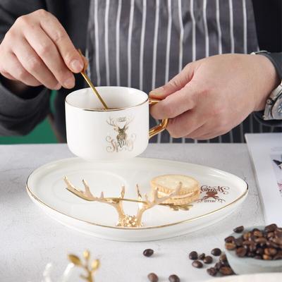 Evropský světlý luxusní keramický kancelářský šálek na kávu s podšálkem a lžičkou Sada porcelánový hrnek na snídani na mléko pro pár Hrnek na čaj Nádobí