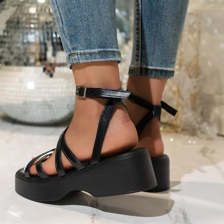 

Мода 2024 года, новые летние сандалии, женские повседневные туфли на плоской подошве, прогулочные тапочки на платформе, пляжные удобные дизайнерские новые шлепанцы, классическая женская обувь 36 чёрный