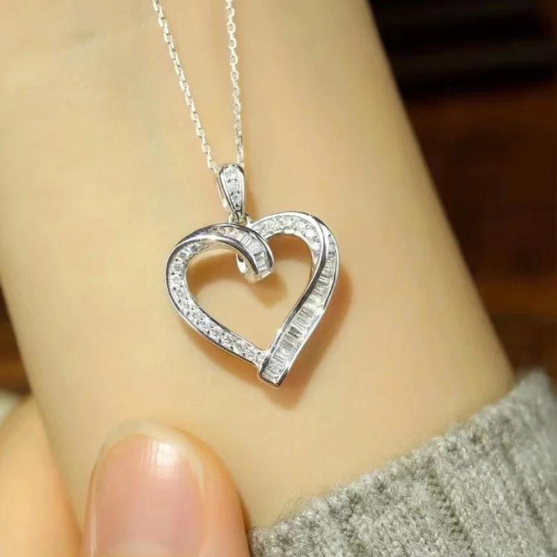 Hollow Heart-shaped Pendant Necklace, Romantic and Elegant Necklace, Suitable for Daily Wear and Luxurious Jewelry for Holiday Gifts