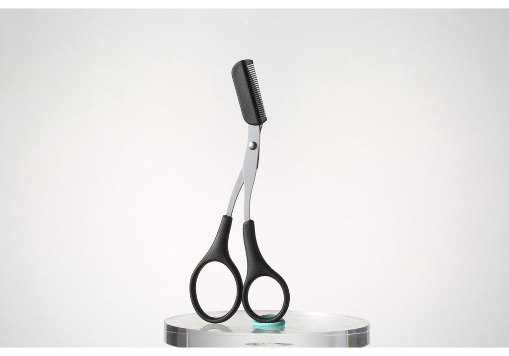 Cross-border Beginner Eyebrow Razor: Safe Manual Shaving with Crescent Blades