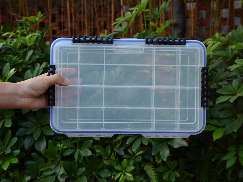 Wasserdichte Köderaufbewahrungsbox mit herausnehmbaren Trennwänden und großem Fassungsvermögen, gesichert mit Kombinationsschnallen für Angelzubehör.