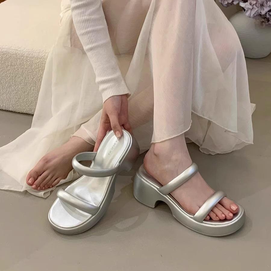 Fashion Women's Shoes Silver Slippers Soft Luxury Slides Shale Female Beach Platform Rubber Flip Flops Comfort Designer Sabot Hawaiian C