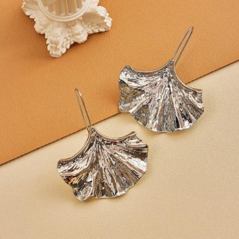 

A pair of retro fashion exaggerated alloy ginkgo biloba leaf earrings for daily casual and versatile banquets and parties срібло сірий колір